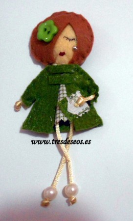 Nenina de invierno 8: broche muñeca de fieltro