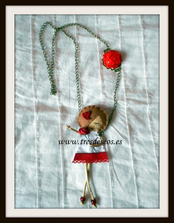 Colgante Nenina 3: Nenina de fieltro, camafeo con flor de resina roja. 12€